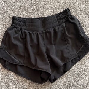 Lululemon hotty hot LR 2.5” short
